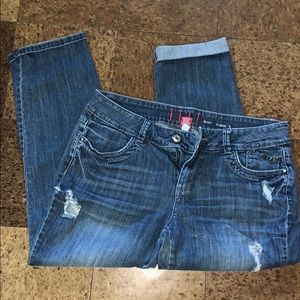 Cropped jean with ripped accents